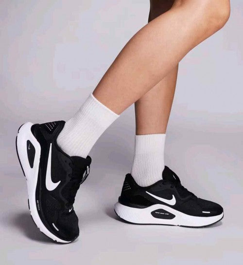 Nikee Running Structure 26 trainers in black and white